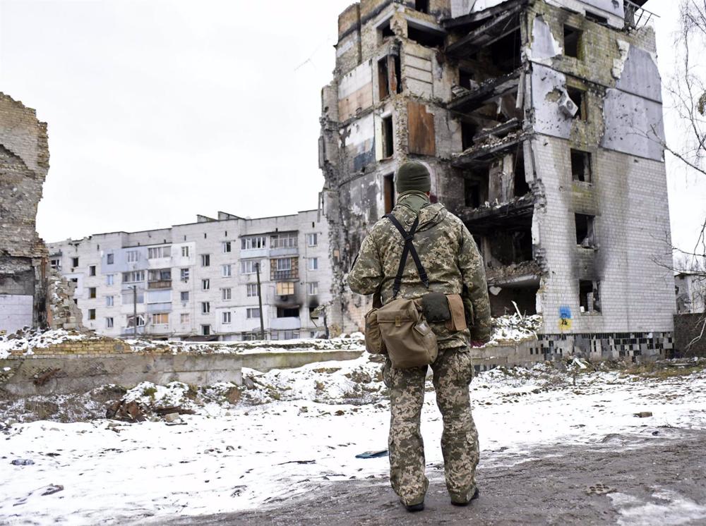 Un soldat ukrainien devant un bâtiment résidentiel attaqué par la Russie dans le village de Borodianka, région de Kiev. Un