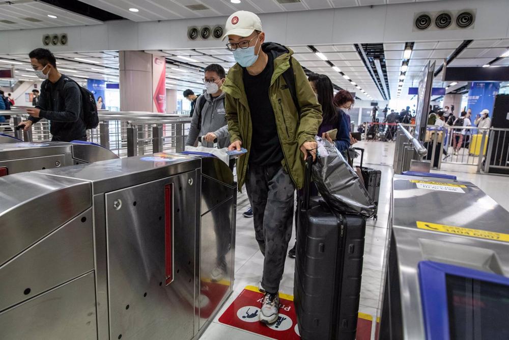 Pasajeros chinos en la estación de Lok Ma Chau, en la frontera entre China y la región especial administrativa de Hong Kong Pasajeros