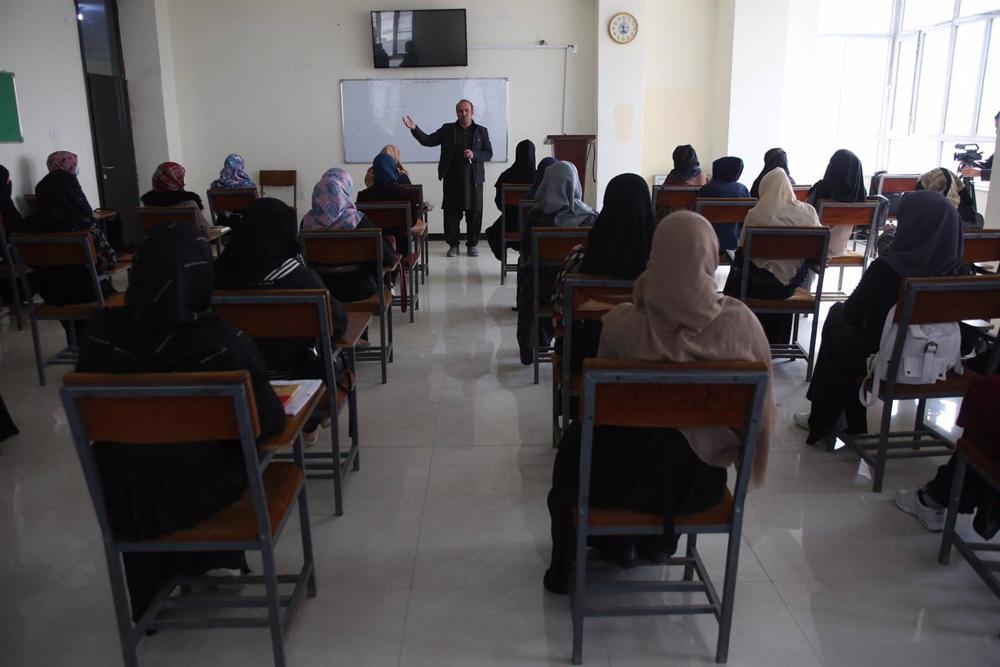 Archivo - Mujeres en una universidad en Kabul, Afganistán Archivo