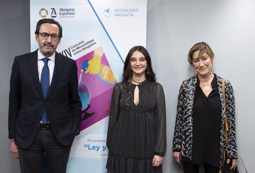 Entrega del Premio Anual del XIV Concurso de Microrrelatos sobre Abogados a Laura Pilato Rodríguez por parte de la presidenta del Consejo General de la Abogacía Española, Victoria Ortega Benito, y el presidente de Mutualidad de la Abogacía, Enrique Sanz Entrega