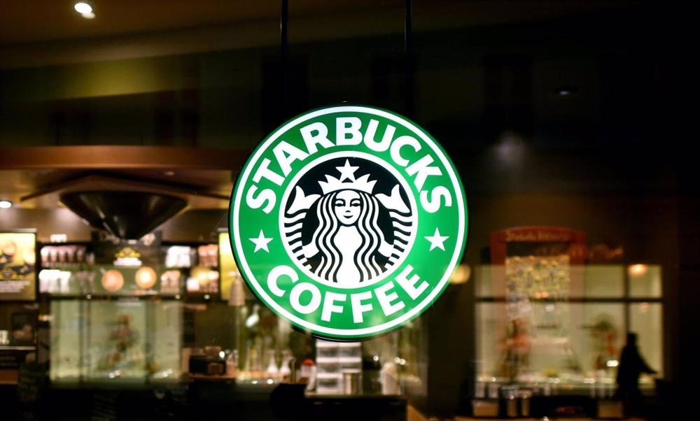 Archivo - FILED - 26 January 2015, Potsdam: The Starbucks logo illuminates a branch in Potsdam. Photo: Ralf Hirschberger/zb/dpa Archivo