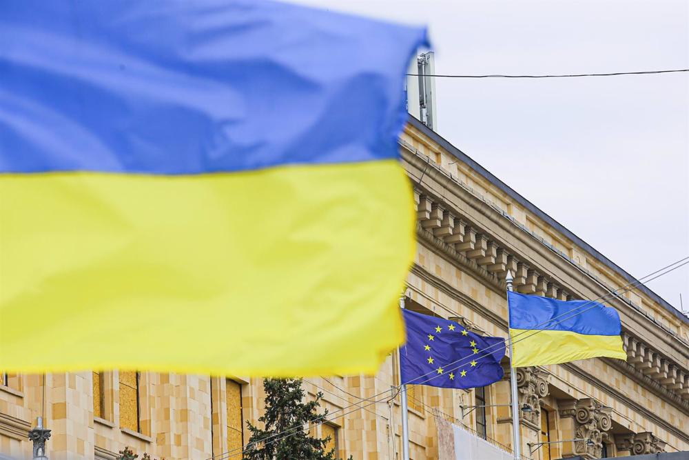 Archive - Drapeaux ukrainien et européen au siège du gouvernement dans la région de Kharkov en Ukraine Archive