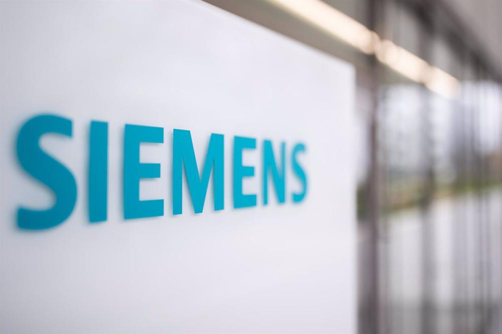 Archivo - FILED - 30 April 2021, Bavaria, Erlangen: The logo of the German industrial group Siemens, is pictured at the entrance of an office building on the Siemens campus in Erlangen. Siemens Energy has confirmed that it is considering a complete takeov Archivo