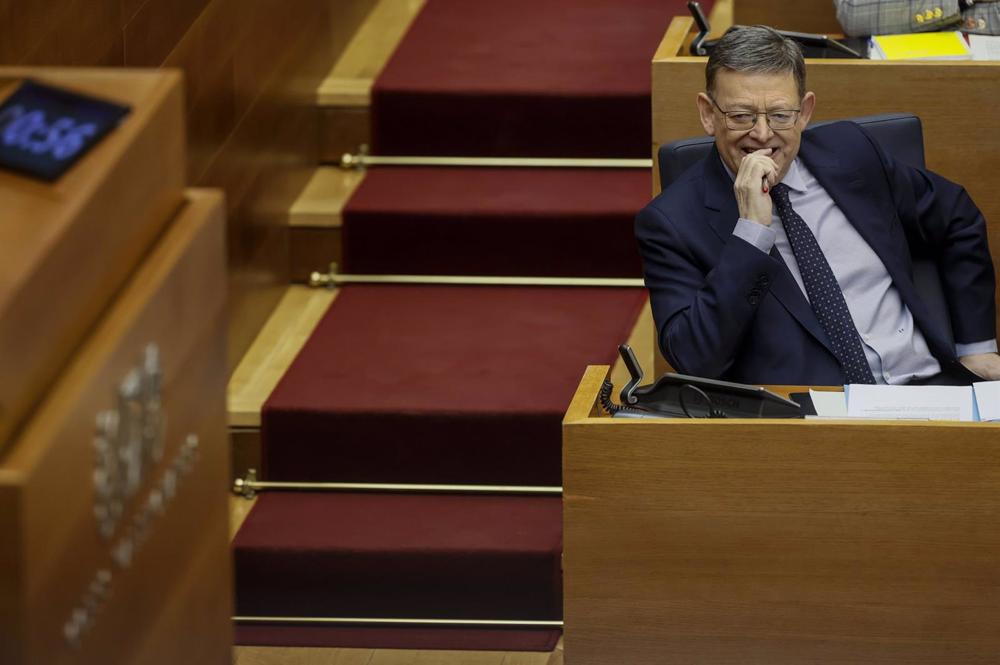 El presidente de la Generalitat valenciana, Ximo Puig, durante una sesión de control, en Les Corts El