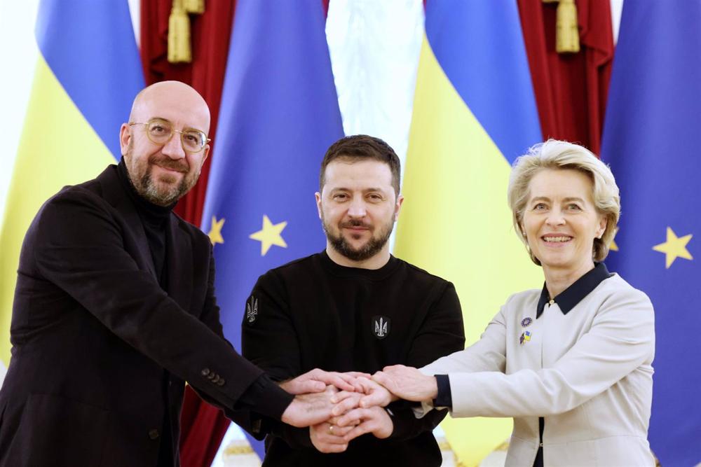 Charles Michel, Volodimir Zelenski et Ursula Von der Leyen se saluent lors d'une réunion à Kiev. Charles