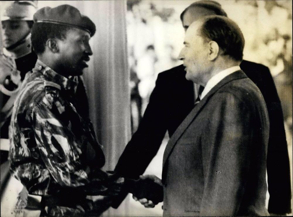 Archivio - Il Presidente francese François Mitterrand con il Presidente dell'Alto Volta, poi ribattezzato Burkina Faso, Thomas Sankara, nell'ottobre 1983. Archivio