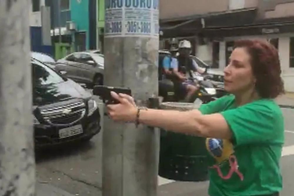 Congressista Carla Zambelli, com uma arma nas ruas de São Paulo Congressista