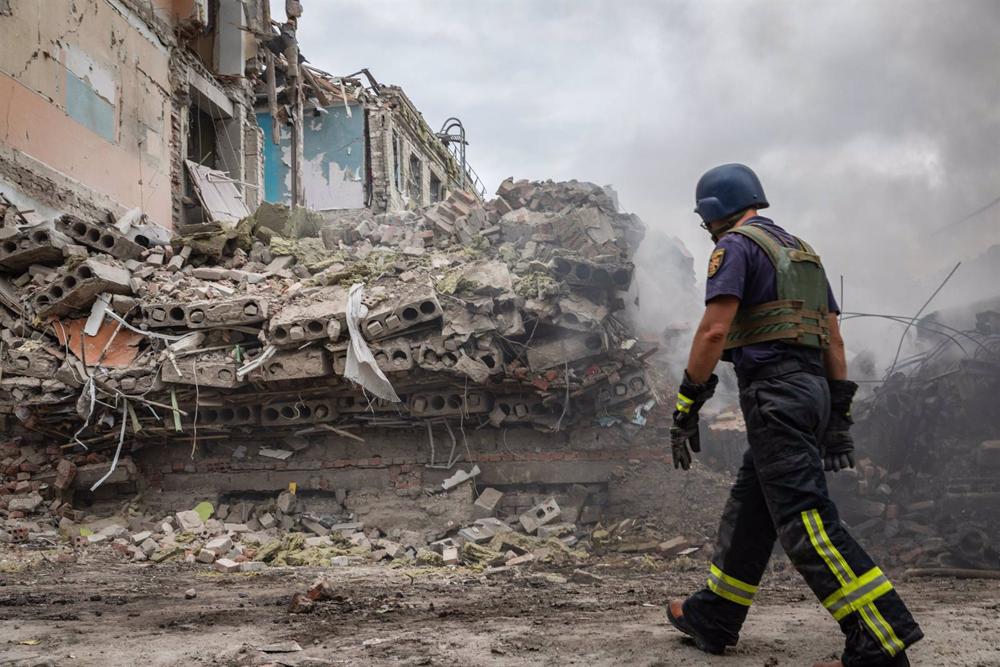 Arquivo - Um bombeiro ucraniano passa pela escola destruída em Kramatorsk. Arquivo