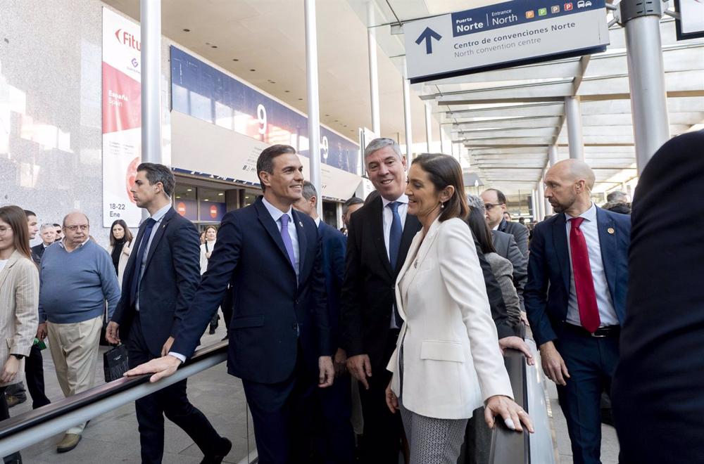 El presidente del Gobierno, Pedro Sánchez, y la ministra de Industria, Comercio y Turismo, Reyes Maroto, en la tercera jornada de la 43 edición de la Feria Internacional del Turismo Fitur 2023. El