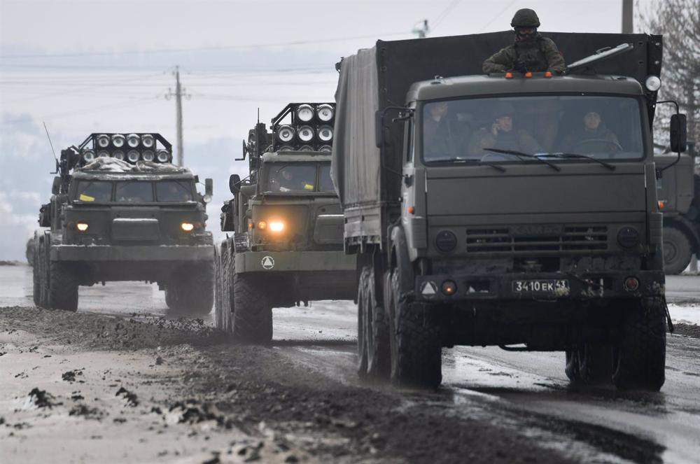 File - Attrezzature militari russe si muovono lungo una strada vicino al confine ucraino nella regione di Belgorod, in Russia. File