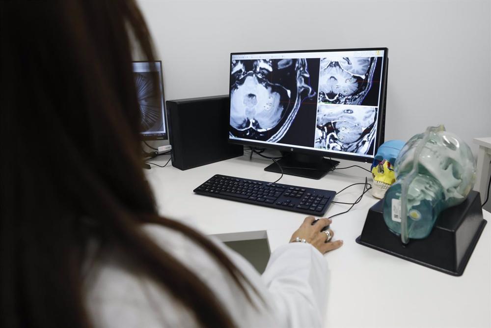 Monitorización con el equipo 'Gammaknife' en el Hospital Virgen de las Nieves de Granada Monitorización