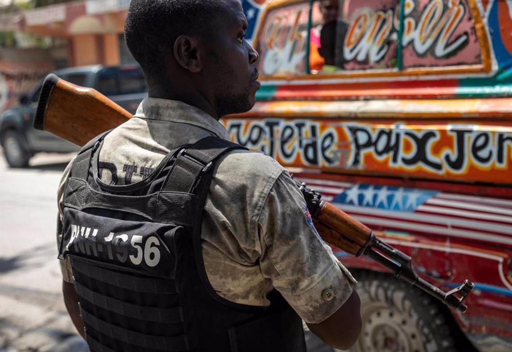 Dossier - Un policier monte la garde dans une rue de Port-au-Prince, en Haïti. Dossier