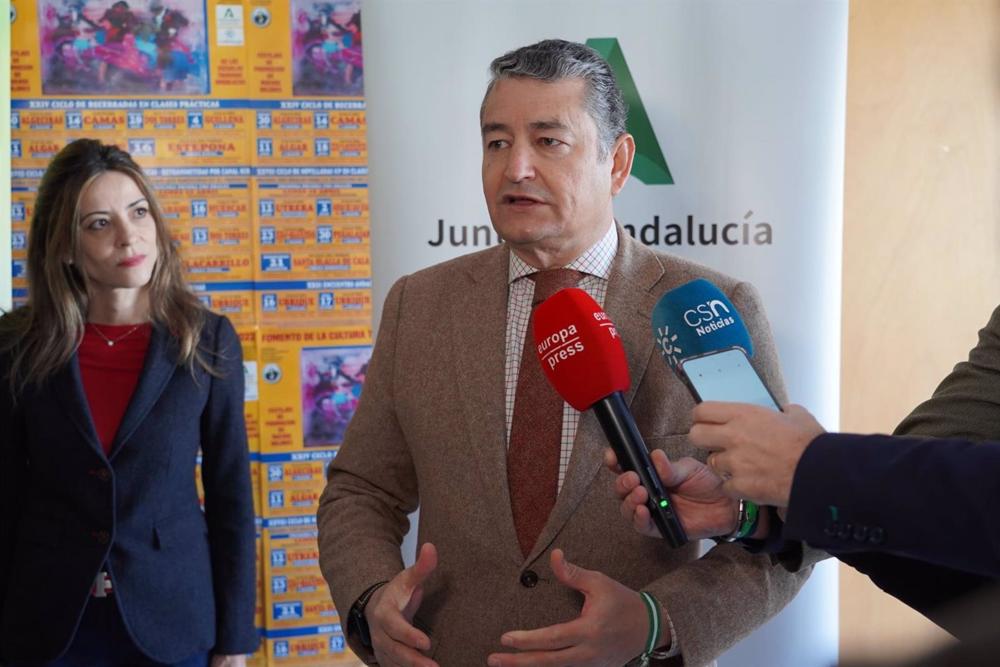 El consejero de la Presidencia, Antonio Sanz, este sábado en declaraciones a los medios. El