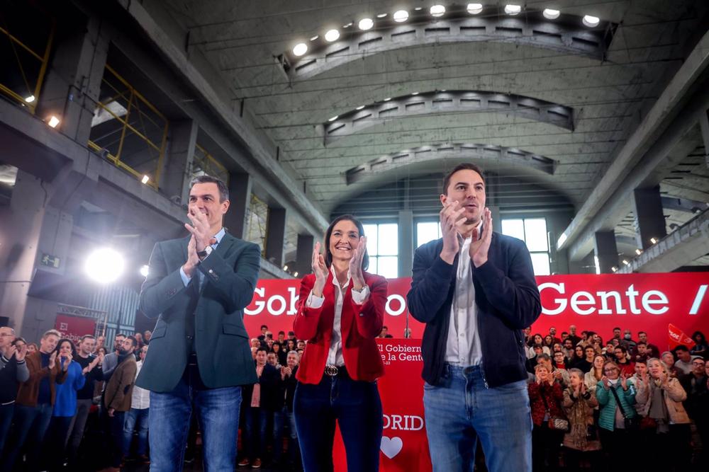 El secretario general del PSOE y presidente del Gobierno, Pedro Sánchez (i), presenta a la ministra de Industria, Comercio y Turismo, Reyes Maroto, como candidata a la alcaldía de Madrid, junto al secretario general de los socialistas madrileños, Juan Lob El