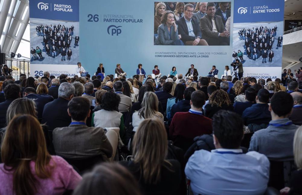 Ponencia 'Ayuntamientos, diputaciones, cabildos y consells como grandes gestores ante la crisis' en el marco de la XXVI Intermunicipal del PP en València Ponencia