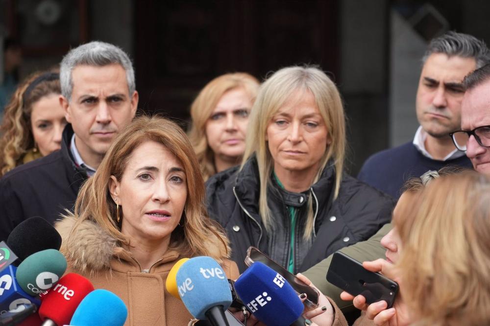 La ministra de Transportes, Raquel Sánchez, el vicepresidente de Cantabria, Pablo Zuloaga y la alcaldesa de Castro, Susana Herrán La