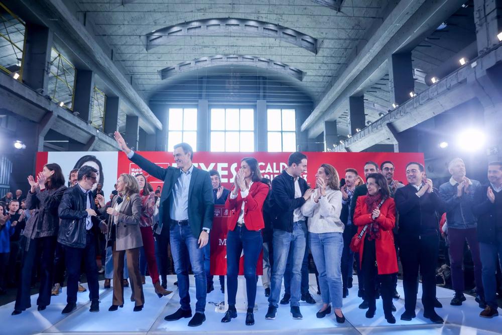 El secretario general del PSOE y presidente del Gobierno, Pedro Sánchez (4i), presenta a la ministra de Industria, Comercio y Turismo, Reyes Maroto (c), como candidata a la alcaldía de Madrid, junto al secretario general de los socialistas madrileños, Jua El