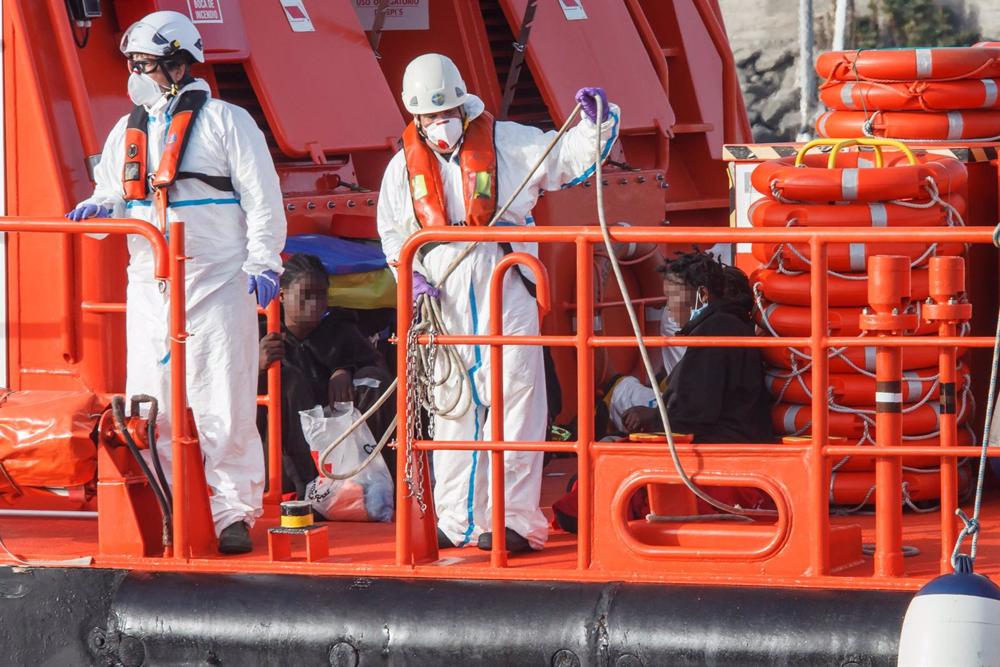 Archivo - La embarcación Salvamento Marítimo ‘Guardamar Talía’ a su llegada al muelle de Arguineguín con varias decenas de migrantes, a 28 de agosto de 2021, en Arguineguín, Mogán, Gran Canaria, (España). El muelle de Arguineguín recibe este sábado a la e Archivo