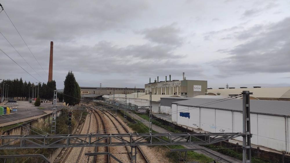 Archivo - Vías de tren en Lugones (Siero) Archivo