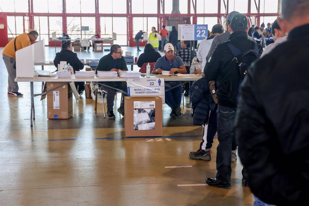 Des citoyens équatoriens font la queue pour voter au Pabellón de Cristal de la Casa de Campo à Madrid. Des