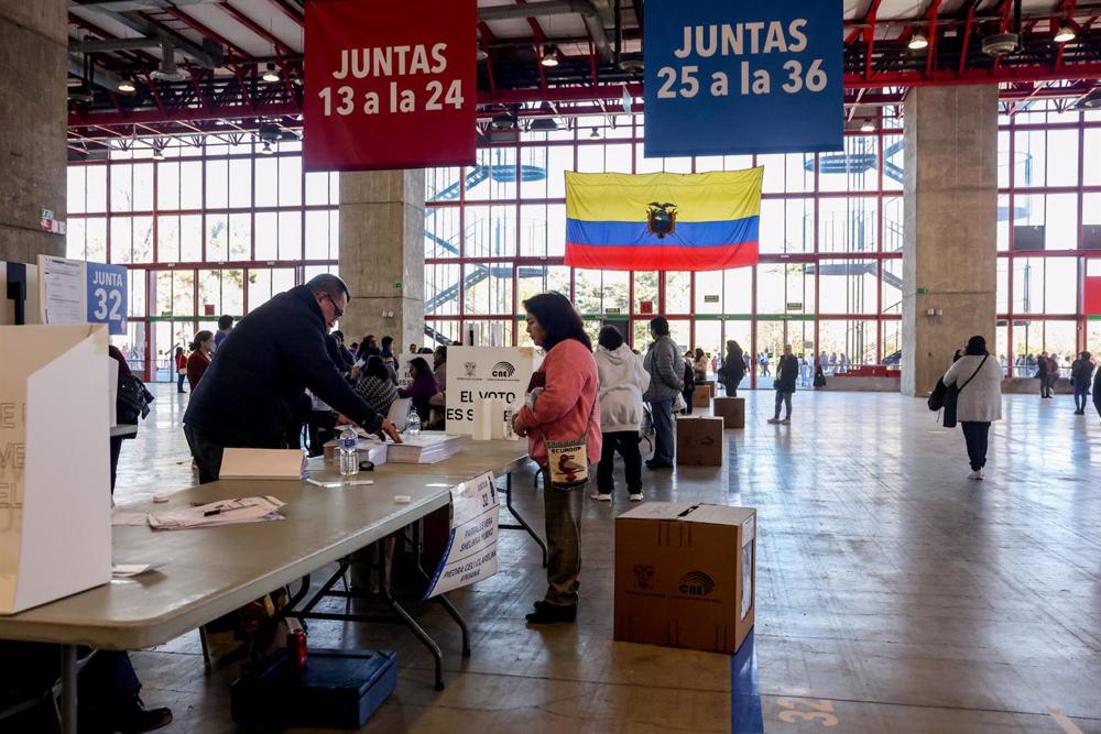 Ciudadanas ecuatorianas votan para las elecciones generales de su país en el Pabellón de Cristal de la Casa de Campo en Madrid Ciudadanas