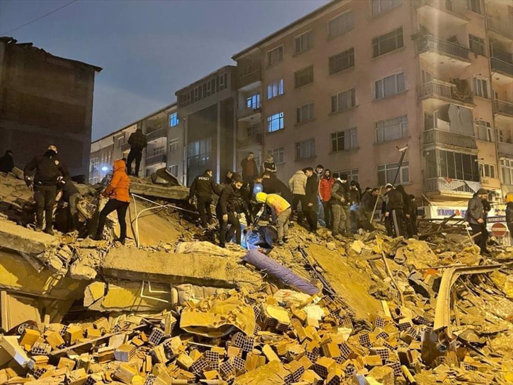 Ascienden a más de 650 los muertos por el terremoto cerca de la frontera entre Turquía y Siria