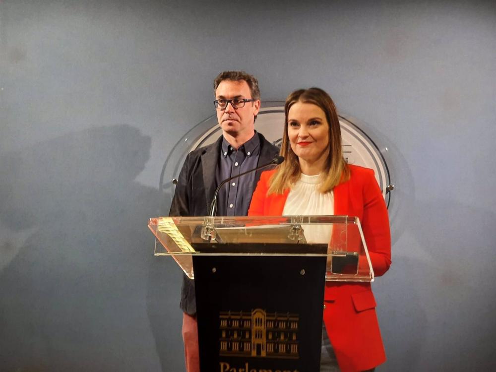 La presidenta del PP de Baleares, Marga Prohens, con el portavoz del Grupo Parlamentario Popular, Antoni Costa, antes de la rueda de prensa de este lunes. La