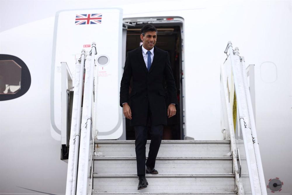 Archiv - Der britische Premierminister Rishi Sunak verlässt ein Flugzeug. Archiv
