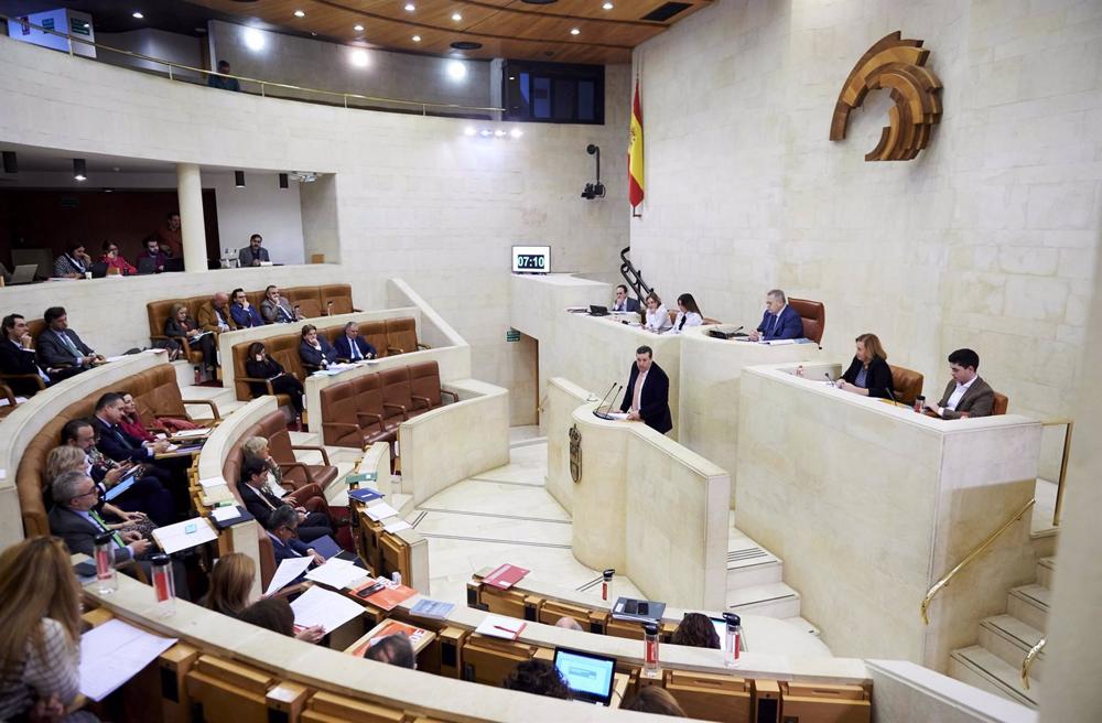 Archivo - El portavoz del PP en el Parlamento de Cantabria, Íñigo Fernández, interviene durante la sesión plenaria en el Parlamento de Cantabria. Foto de archivo Archivo