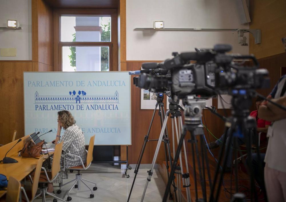 Archivo - Periodistas toman nota durante una rueda de prensa, en la sala de prensa. Archivo