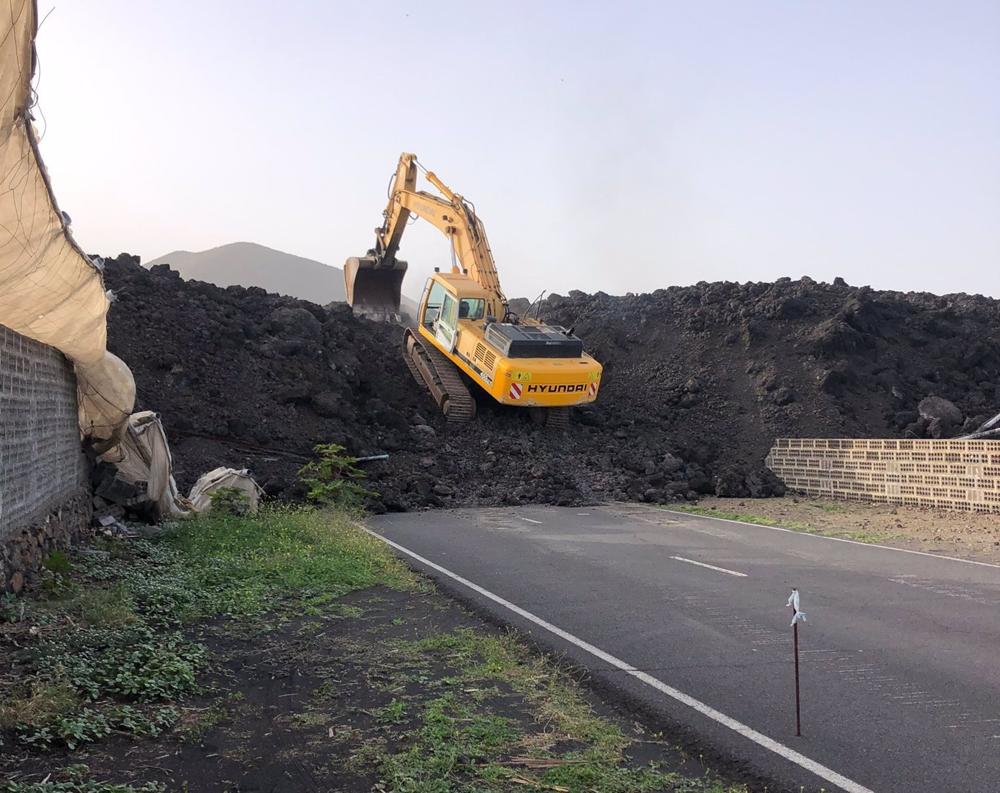 Archivo - Una pala mecánica procede a la retirada de la lava para la habilitación de un camino para el paso de los especialistas en mediciones geotécnicas del nuevo terreno creado por las coladas volcánicas Archivo