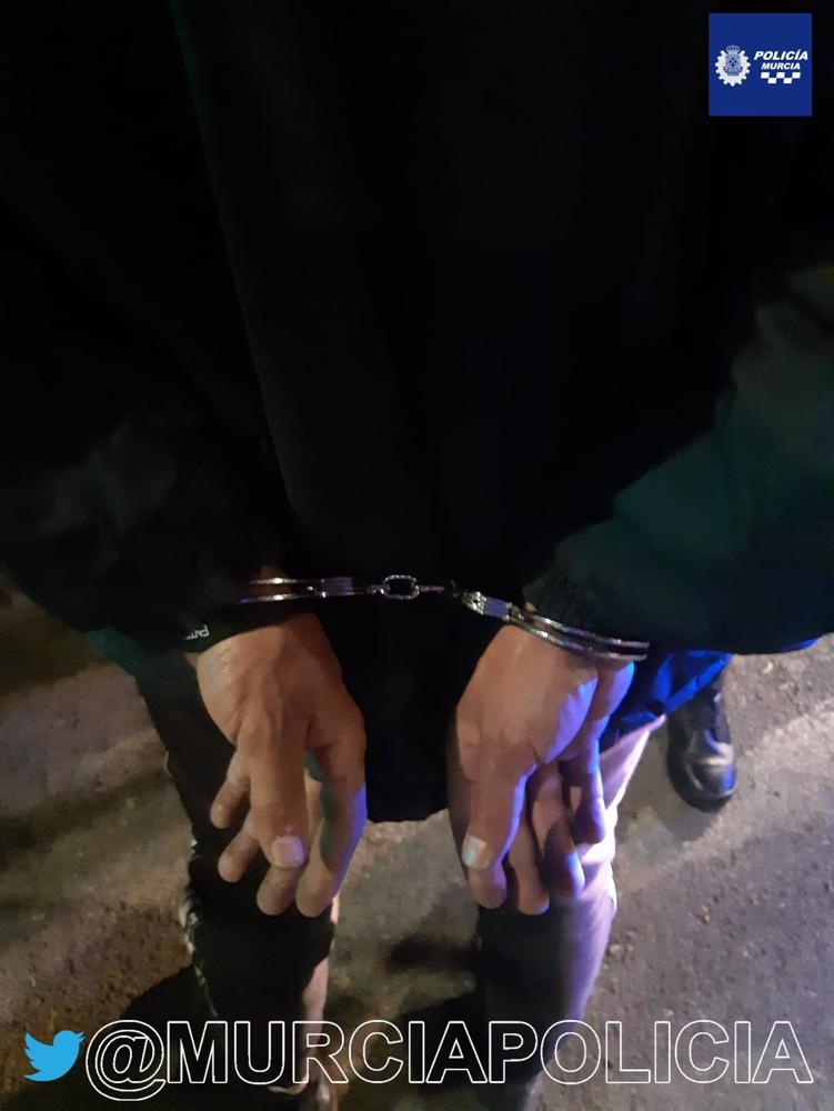 Imagen del detenido, esposado Imagen