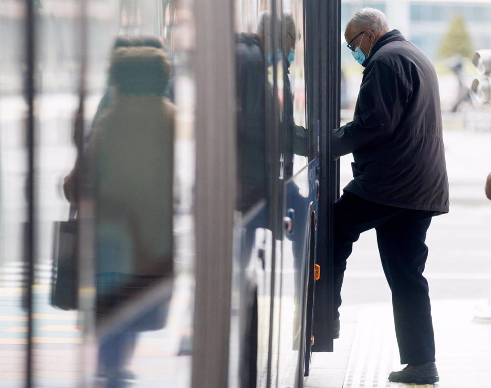 Un hombre con mascarilla entra a un autobús de la EMT, en las inmediaciones de Plaza de Castilla, a 7 de febrero de 2023, en Madrid (España). El Consejo de Ministros aprueba hoy la modificación del Real Decreto del 19 de abril de 2022 por el que ya no ser Un