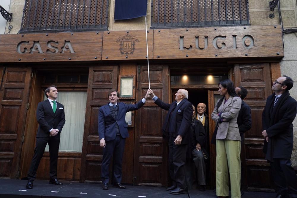 Madrid reconoce la trayectoria e historia del restaurante Casa Lucio con una placa conmemorativa