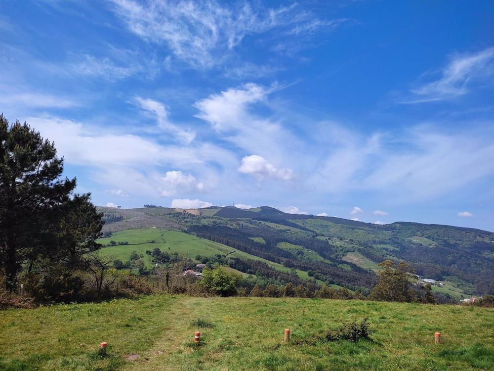 Archivo - Cielo con algunas nubes . Archivo