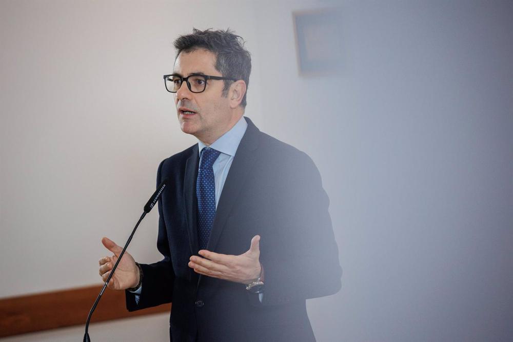 El ministro de la Presidencia, Relaciones con las Cortes y Memoria Democrática, Félix Bolaños, interviene durante su visita a la exposición El