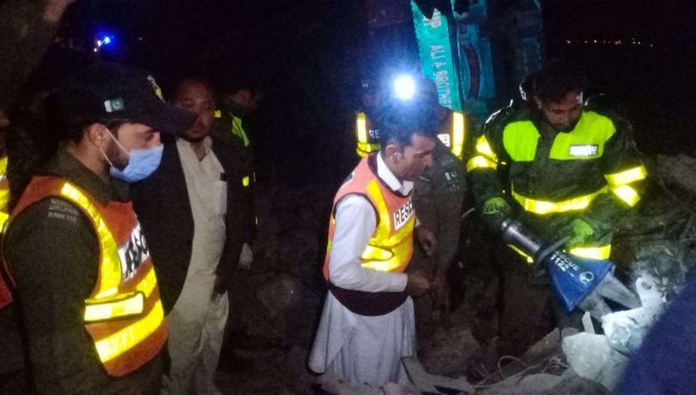 I servizi di emergenza ispezionano l'area dell'incidente. I