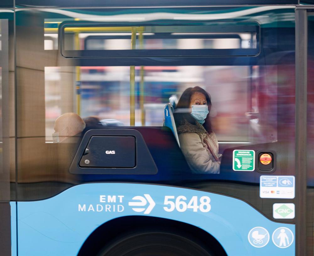 Una mujer con mascarilla en un autobús de la EMT, en las inmediaciones de Plaza de Castilla, a 7 de febrero de 2023, en Madrid (España). El Consejo de Ministros aprueba hoy la modificación del Real Decreto del 19 de abril de 2022 por el que ya no será nec Una