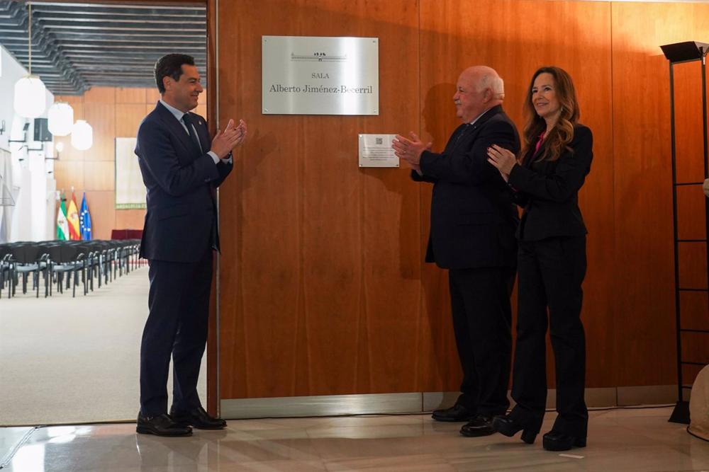 El presidente de la Junta de Andalucía, Juanma Moreno con la presidenta de la presidenta de la Fundación Teresa Jiménez-Becerril y el presidente del parlamento, Jesús Aguirre, descubre la placa en memoria de Alberto Jiménez- Becerril a 08 de febrero del 2 El