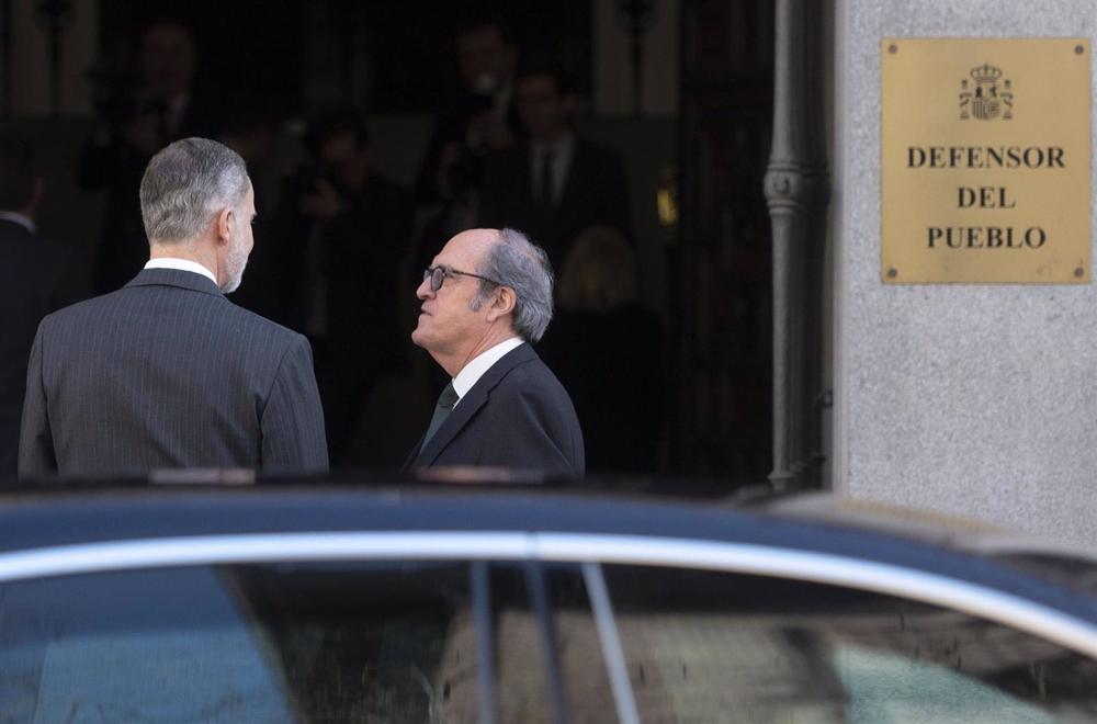 El Rey Felipe VI (i) y el Defensor del Pueblo, Ángel Gabilondo (d), El