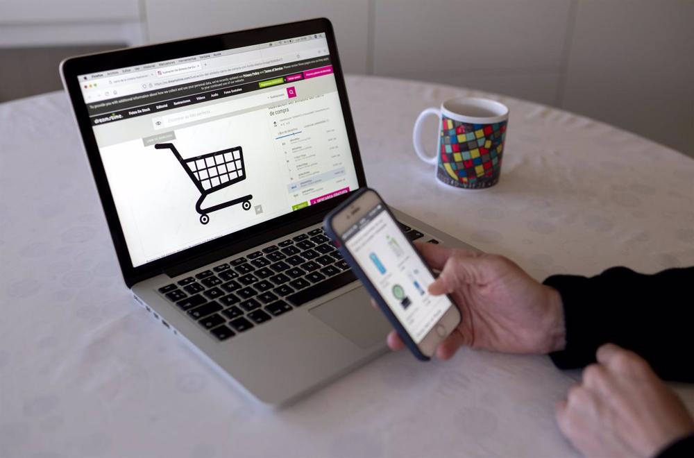 Archivo - La inflación añadirá 7.900 millones de euros al comercio electrónico en 2023 Archivo