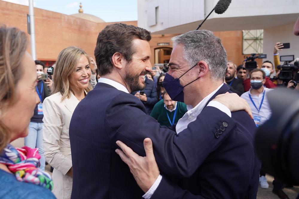 Archivo - El exlíder del PP Pablo Casado saluda a Elías Bendodo al llegar al congreso extraordinario del PP, a 1 de abril de 2022, en Sevilla, Andalucía (España). Archivo