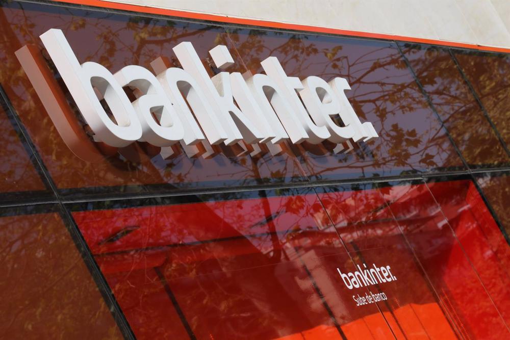 Archivo - Letrero del banco Bankinter en una de sus oficinas de la capital. Archivo