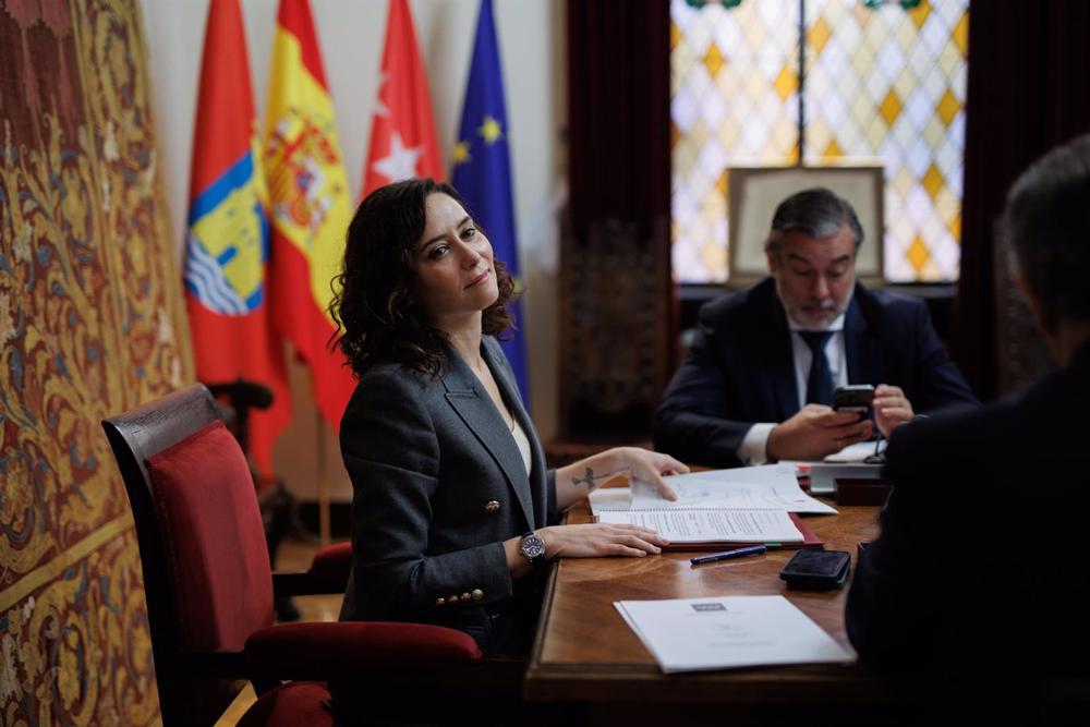 La presidenta de la Comunidad de Madrid, Isabel Díaz Ayuso, preside la reunión del Consejo de Gobierno, en el Ayuntamiento de Alcalá de Henares. La