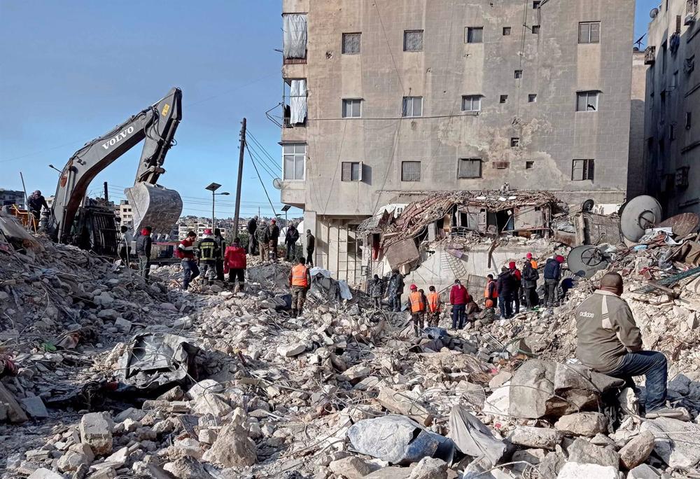 Le operazioni di ricerca e soccorso dopo il crollo di un edificio nella città siriana di Aleppo in seguito a un terremoto in Turchia Le