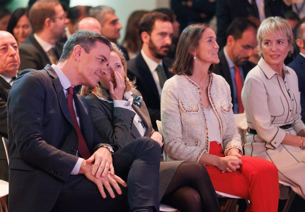 El presidente del Gobierno, Pedro Sánchez, y la vicepresidenta primera y ministra de Asuntos Económicos y Transformación Digital, Nadia Calviño, conversan durante la clausura del acto 'Emprendiendo el futuro que queremos', en la Real Fábrica de Tapices El