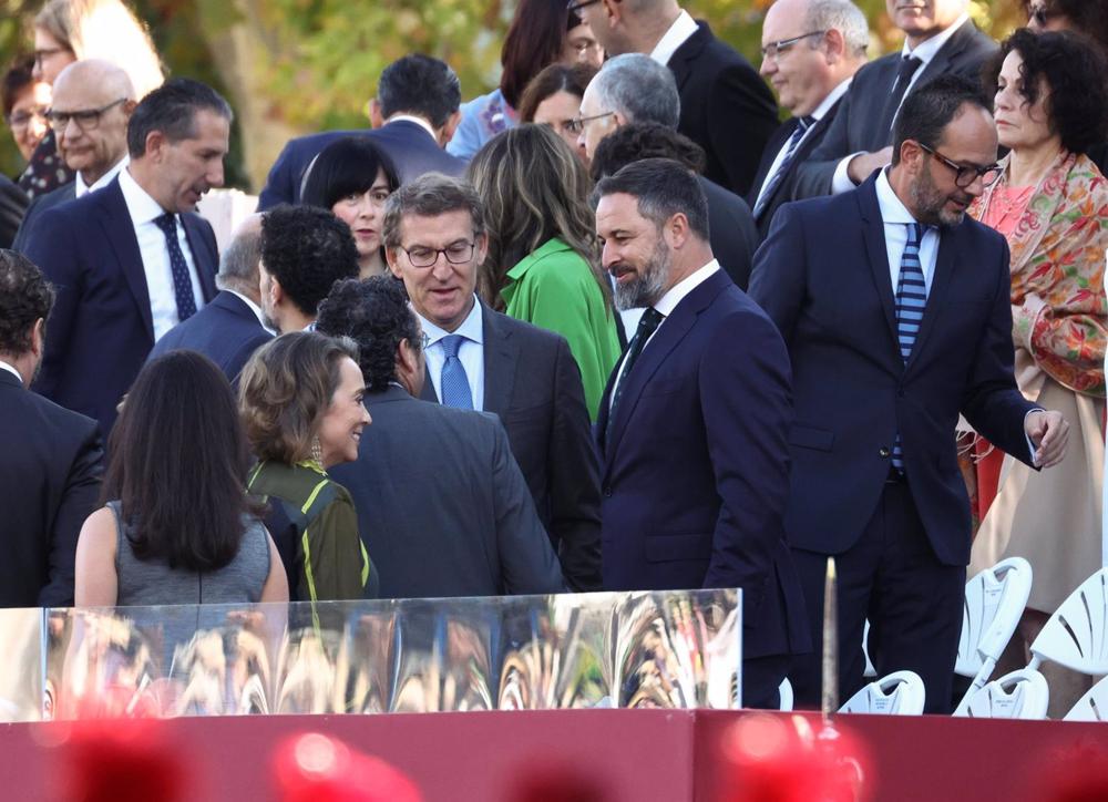 Archivo - El presidente del PP, Alberto Núñez Feijóo. y el líder de Vox, Santiago Abascal, durante el acto solemne de homenaje a la bandera nacional y desfile militar en el Día de la Hispanidad, a 12 de octubre de 2022, en Madrid (España). Archivo