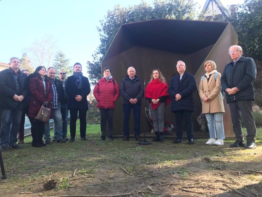 Cargos públicos y militantes socialistas en la ofrenda floral en memoria de Joseba Pagazaurtundua en Andoain Cargos