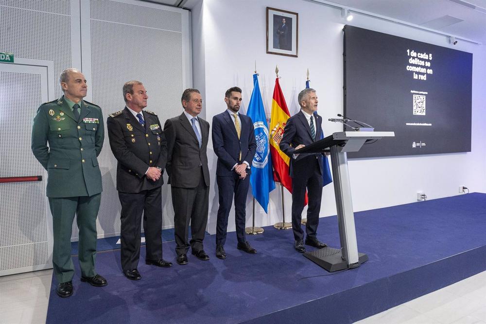 El ministro del Interior, Fernando Grande-Marlaska, en la campaña que alerta que uno de cada cinco delitos se comete ya en la red El