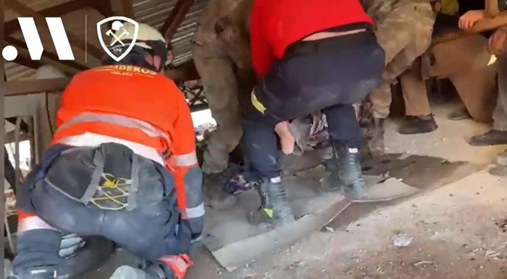 Efectivos del Consorcio Provincial de Bomberos, dependiente de la Diputación de Málaga, participan en la provincia turca de Hatay, junto a las autoridades locales, en el rescate de un hombre que se encontraba sepultado Efectivos